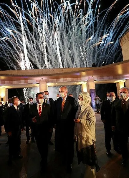 Başkan Recep Tayyip Erdoğan Ahlat Cumhurbaşkanlığı Külliyesi'nde sanatçılar ve gençlerle buluştu-2