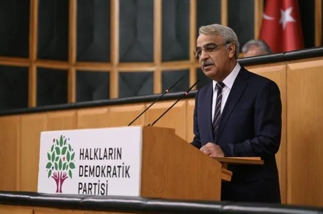 HDP 6'lı masaya Cumhurbaşkanı adayı eşgalini verdi: LGBT, eşcinsel adayı arıyoruz