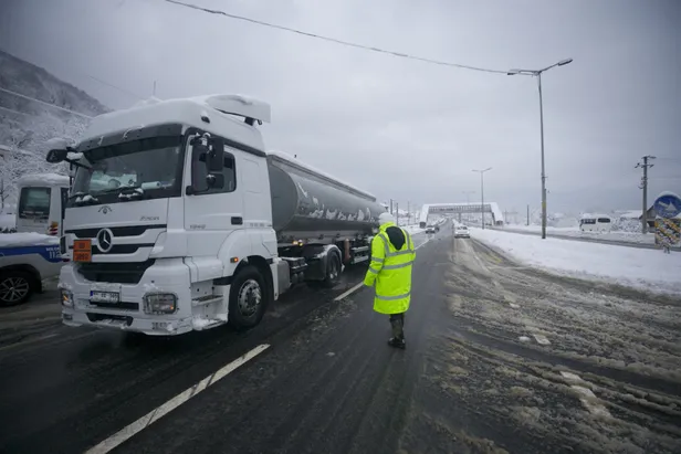 Bolu Dağı'nda ağır araçların geçişine 15 saattir izin verilmiyor-10