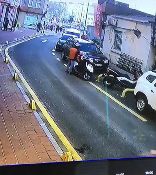 paket-birakmaya-giden-motokuryeye-sok-1-dakikada-caldilar-1644767280850.jpeg Paket bırakmaya giden motokuryeye şok! 1 dakikada çaldılar-2