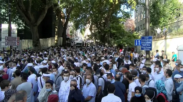 Ayasofya'ya yetişemeyenler cuma namazını Yenikapı'da kılacak-4