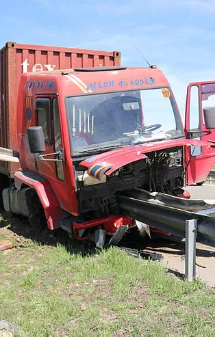 Kontrolden çıktı bariyerlere ok gibi saplandı! Bolu'da feci kaza