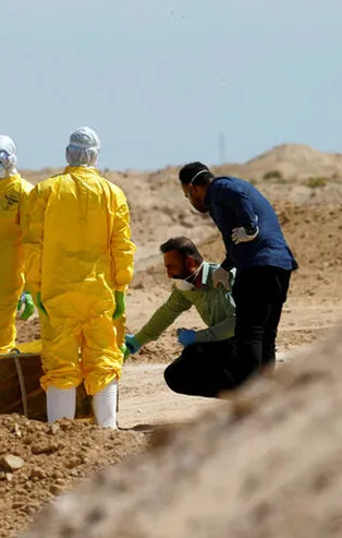 Irak'ta koronavirüsten ölen kişi çöle gömüldü! Yakınları sadece tabuta dokunabildi!