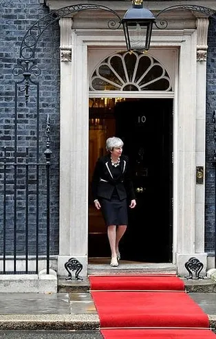 Theresa May’in sözünü gösterdi ve... İngiltere'de şoke eden istifa