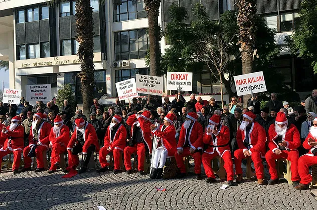 CHP'li İzmir Büyükşehir Belediyesi önünde Noel Baba kıyafetli protesto