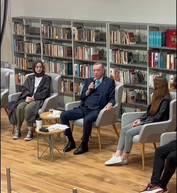 baskan-erdogan-genclere-mehmet-akiften-zulmu-alkislayamam-siirini-okudu-1684525676141.jpeg