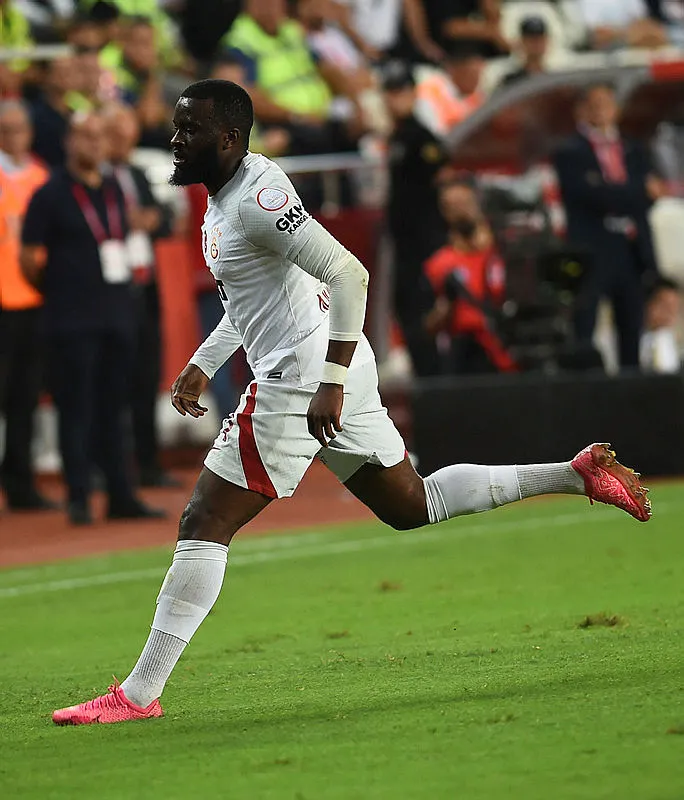 Galatasaray'da 2 transfer 2 ayrılık! Beşiktaş'ın eski yıldızı geliyor - 2