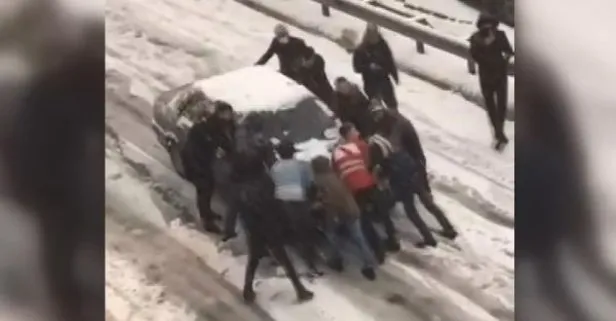 İstanbul Esenyurt’ta sürücülerin karla imtihanı! Kayan arabayı 11 kişi durdurmaya çalıştı!