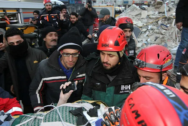 Elazığ'da bir mucize kurtuluş daha! Cep telefonu ile yerini bildirdi, 13 saat sonra enkazdan kurtarıldı-1
