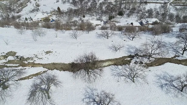 1676461924411.jpeg Malatya Doğanşehir'in kırsal bölgelerinde deprem nedeniyle derin yarıklar oluştu! "Karşı dağ ikiye yarılmış"-6