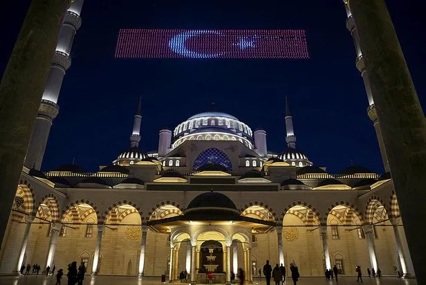 mirac-kandilinde-eller-semaya-depremzedeler-icin-acildi-1676664123573.jpeg Deprem bölgesinde Miraç Kandili! Çadır mescitlerde eller semaya açıldı-6