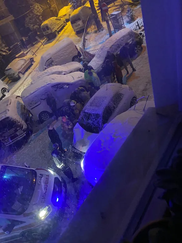 istanbulda-karli-yolda-dehset-anlari-hamile-surucu-7-araca-birden-carpti-1643264869984.jpg İstanbul’da karlı yolda dehşet anları! Hamile sürücü 7 araca birden çarptı-4