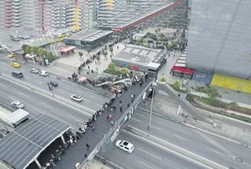 'Para'metre! İndirimli alışveriş kuyruğu otobanlardaki üst geçitlere kadar taştı