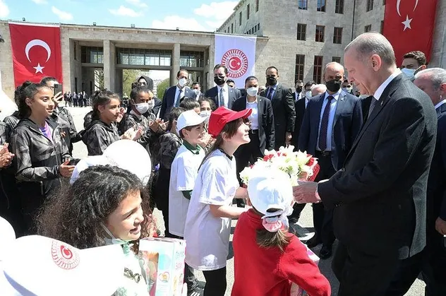 Başkan Erdoğan TBMM'de çocuklarla bir araya geldi! Gülümseten "sigara" diyaloğu
