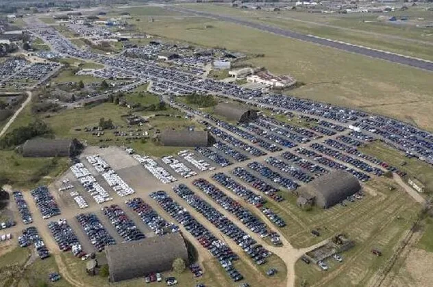 İngiltere'de iflasın fotoğrafı! Milyonluk hava üssü otopark oldu