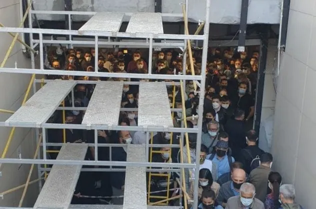 Uzunçayır Metrobüs durağında akılalmaz görüntü! Şantiye mi metrobüs durağı mı?