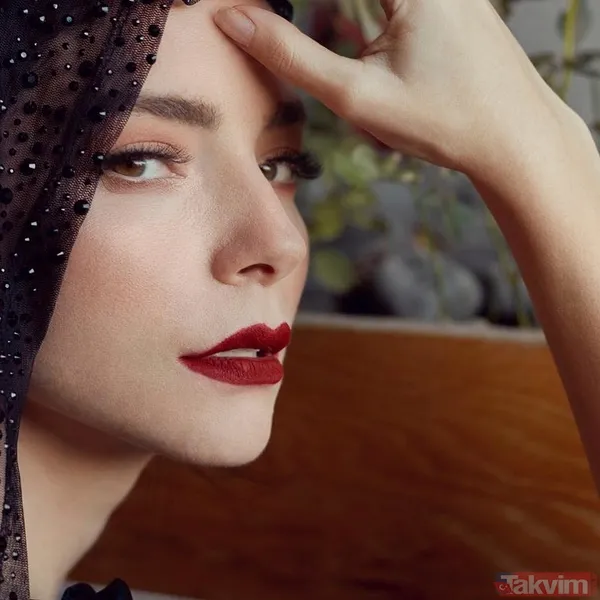 Merve Boluğur imaj değiştirdi! Verdiği poz olay oldu son haline yorum yağdı: "Yeni saç bahane mini etek şahane" - 1