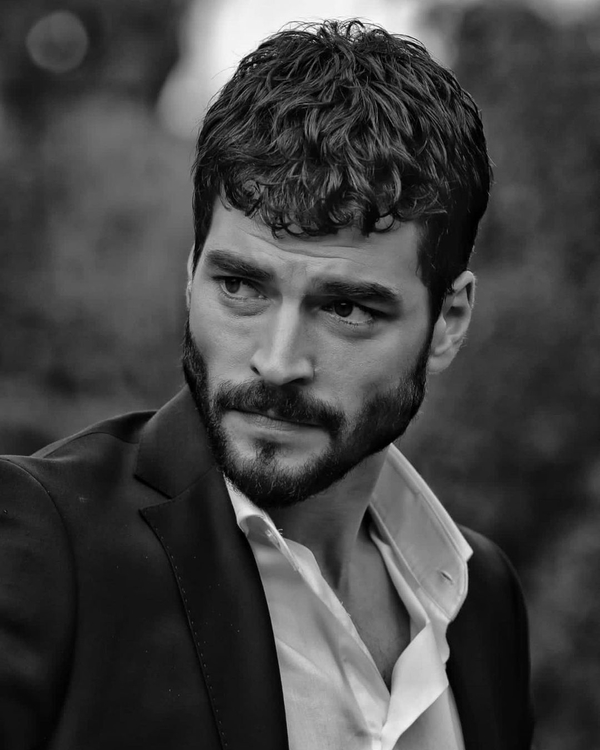 hercai-ile-parlayan-akin-akinozunun-unu-ulke-sinirini-asti-basarisi-ispanyada-buyuk-ses-getirdi-yeni-ve-karsi-konulamaz-turk-jonu-1623181354784.jpg