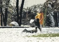 Kar yağışı tüm yurdu etkisi altına aldı! İstanbulda yağan kar renkli görüntüler oluşturdu...