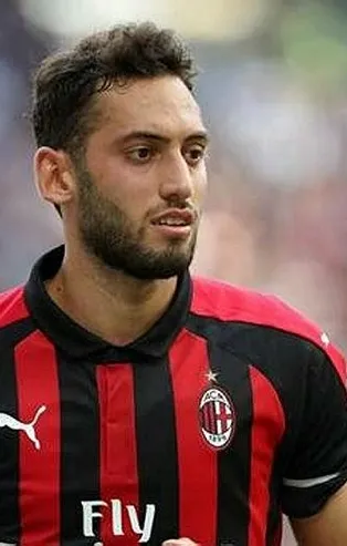 Hakan Çalhanoğlu, Almanya'da güvercin beslemeye başladı