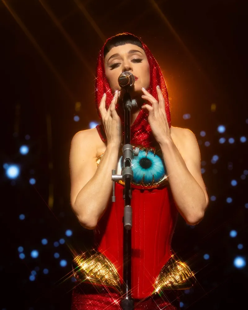 1773642343811.jpg Şarkıcı Katy Perry alevlerin ortasında kaldı: Her şey yeni şarkısı için tasarlandı-7