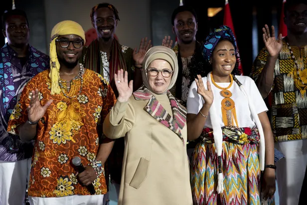 emine-erdogan-dunya-gonulluluk-gunu-kapsaminda-cumhurbaskanligi-kulliyesindeki-afrika-evi-programina-katildi-1670353399384.jpg Emine Erdoğan, Dünya Gönüllülük Günü kapsamında Cumhurbaşkanlığı Külliyesi'ndeki Afrika Evi programına katıldı-15
