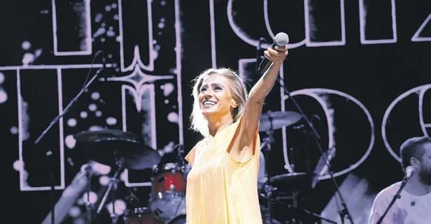 Yıldız Tilbe konserinde peruğunu çıkartıp fırlattı!
