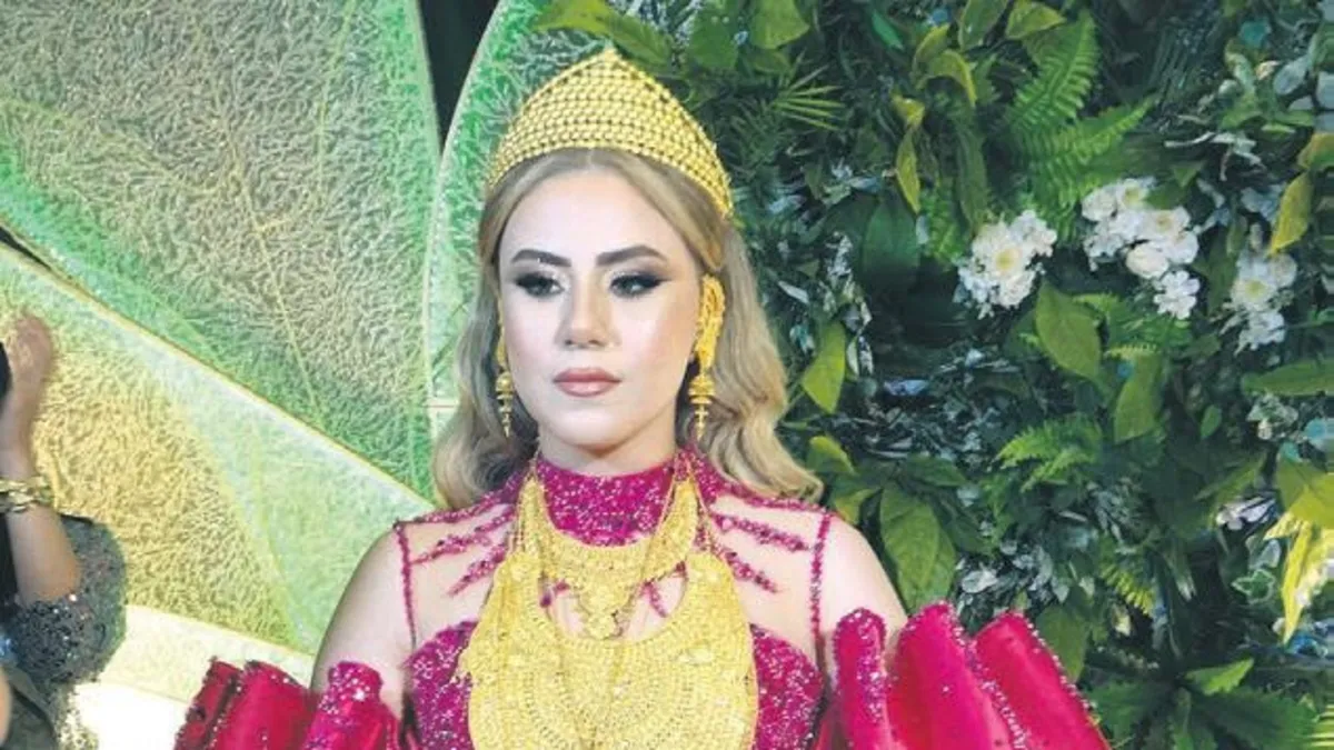 Aşiret düğününde yok yok! Gelin ve damadı altına ve paraya boğdular