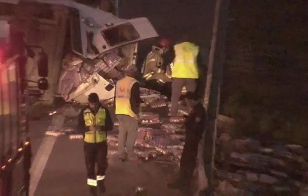 Riva Kavşağı'nda minibüs devrildi, yaralılar var-1