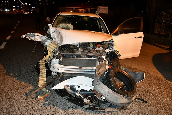 manisada-otomobiller-carpisti-2-kisi-oldu-4-kisi-yaralandi-1617916178865.jpg Manisa'da otomobiller çarpıştı: 2 kişi öldü, 4 kişi yaralandı-3