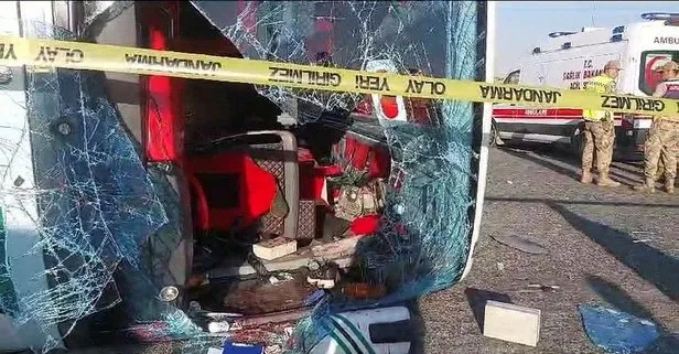 Şanlıurfa’da feci kaza! Otomobille çarpışan otobüsün devrilmesi sonucu 2 kişi öldü, 25 kişi yaralandı