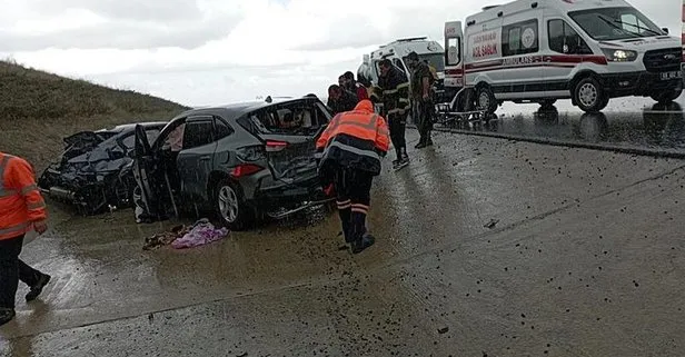 Talihsiz olay: Kaza yapan otomobilden inen anne-oğula başka araç çarptı