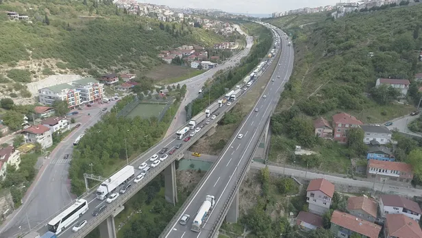 TEM'de trafiği kilitleyen zincirleme kaza! 7 kilometrelik kuyruk oluştu-3