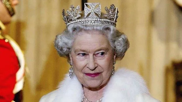 ingilterede-kralice-ikinci-elizabethin-noeli-gecirdigi-windsor-kalesinde-silahla-yakalanan-sahistan-soke-eden-video-1640633949534.jpeg II. Elizabeth'in Noel'i geçirdiği Windsor Kalesi'nde silahla yakalanan şahıstan şoke eden video-4