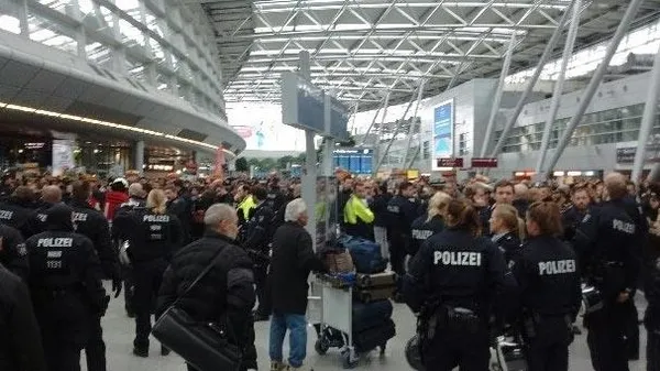 Terör örgütü PKK/YPG yandaşları Düsseldorf Havalimanı'nda olay çıkardı-1