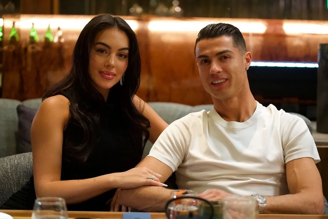 cristiano-ronaldo-ve-georgina-rodrguez-evlendi-dugun-sonrasi-ilk-kare-1786522502564.jpg Ronaldo ile Georgina Rodríguez evlendi: Düğüne dair sadece bu fotoğraf geldi!-5