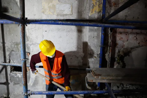 istanbulda-her-gun-yanindan-milyonlar-geciyor-haldun-taner-sahnesinde-sivanin-altindan-kitabe-cikti-1634281545614.jpg Haldun Taner Sahnesi'nin restorasyon çalışmalarında mimar kitabesi bulundu-4