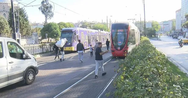 Beyazıt’ta tramvay raydan çıktı! Vatandaş ray hattında yürüdü