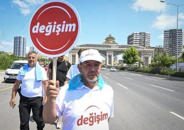 Canlı yayında birbirlerini yediler! Tanju Özcan ve Barış Yarkadaş arasında koltuk fırlatma gerilimi-7
