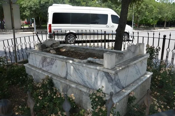 Denizli'de şaşkına çeviren görüntü! İş makineleri bile dokunamıyor-2