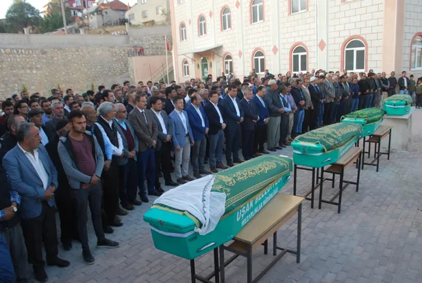 usakta-cikan-ev-yanginindan-hayatini-kaybeden-baba-ve-3-cocugu-topraga-verildi-1571852313078.jpg Uşak’ta çıkan ev yangınından hayatını kaybeden baba ve 3 çocuğu toprağa verildi-3