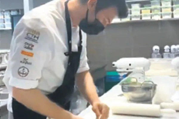 kivanc-tatlitug-mutfakta-sov-yapti-hamile-esi-basak-dizerden-yorum-gecikmedi-1644096909963.jpg Kıvanç Tatlıtuğ mutfakta şov yaptı! Hamile eşi Başak Dizer'den yorum gecikmedi-1