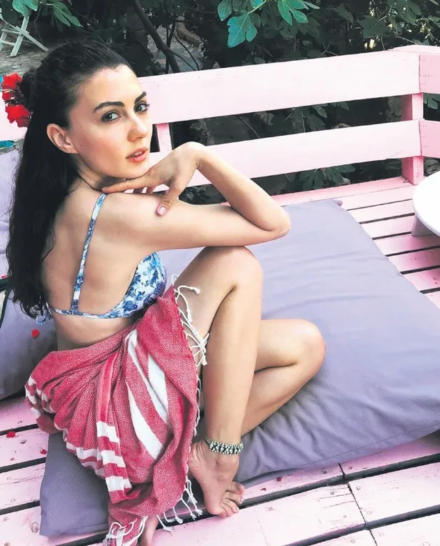 sosyal-medya-capkini-burak-dayi-merve-bolugurdan-ayrilir-ayrilmaz-burcu-ozberki-begeni-yagmuruna-tuttu-1599780595464.jpeg Sosyal medya çapkını! Burak Dayı Merve Boluğur'dan ayrılır ayrılmaz Burcu Özberk’i beğeni yağmuruna tuttu-3