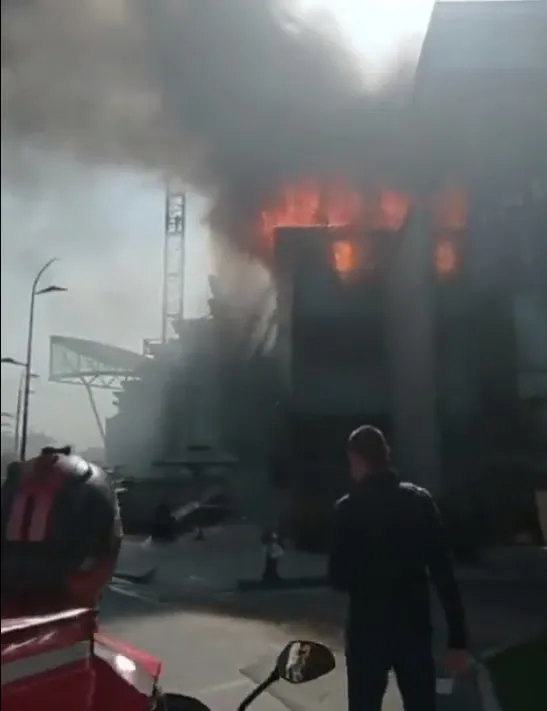 istinye-park-avmde-yangin-son-dakika-istinye-park-avm-yangin-sonduruldu-mu-can-kaybi-var-mi-sariyer-yangin-son-1685025166961.jpg İstinye Park AVM'de yangın son dakika! İstinye Park AVM yangın söndürüldü mü? Can kaybı var mı? Sarıyer yangın son dakika görüntüler...-2