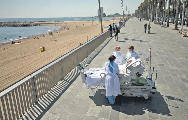 ispanyada-corona-plaji-entube-hastalara-gunes-ve-deniz-havasi-aldirdilar-1599522004360.jpeg İspanya'da 'corona' plajı! Entübe hastalara güneş ve deniz havası aldırdılar-2