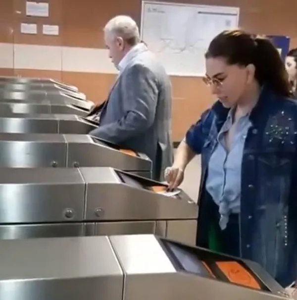 Ebru Yaşar metroyu keşfetti-3