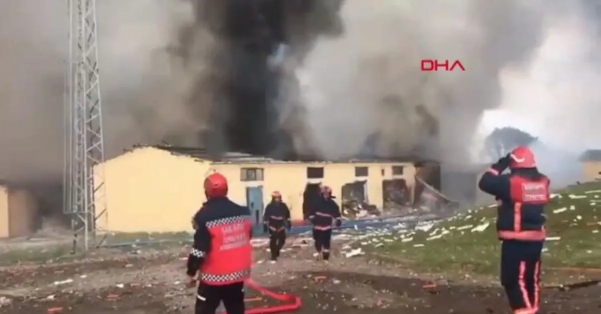 Son dakika: Sakarya’da havai fişek fabrikasında patlama! İşte olay yerinden en yeni görüntüler
