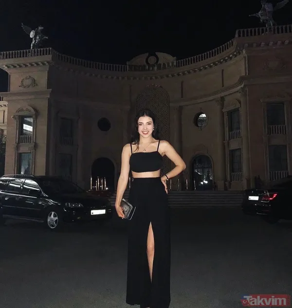 Aygün Aydın dekolteyi abarttı açıldıkça açıldı! Mayosunu gören şaşıp kaldı sosyal medya ikiye bölündü! ‘Senin adına utandık’ - 1