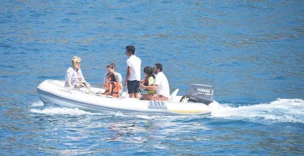 Cici anne Ebru Şallı: Eşi Uğur Akkuş'un kızı ve oğluyla mavi tura çıktı-4