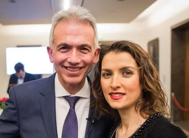 frankfurt-belediye-baskani-peter-feldmann-turk-esi-zubeyde-temizele-kurban-gitti-sorusturma-acildi-1648065545760.jpeg Frankfurt Belediye Başkanı Peter Feldmann Türk eşi Zübeyde Temizel’e kurban gitti! Soruşturma açıldı-2